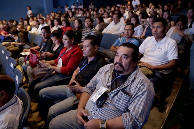  Chilenska expert kallar ungdomar frÃ¥n El Salvador att uppfinna fÃ¶r att lyckas