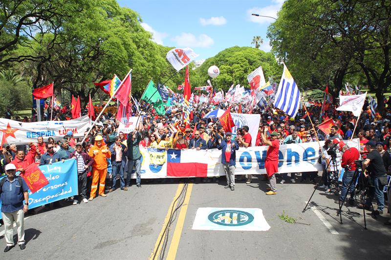  Tusentals fackfÃ¶reningsmedlemmar frÃ¥n A.Latina marsch i Uruguay mot neoliberalism