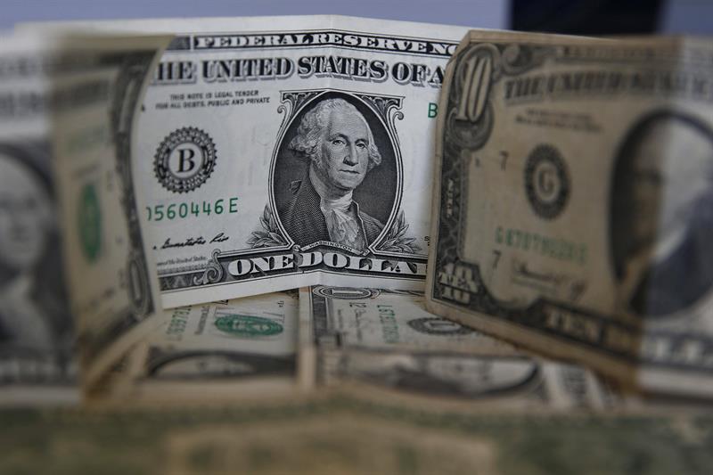  Dollarn stiger mot euron och slutar blandas med andra valutor
