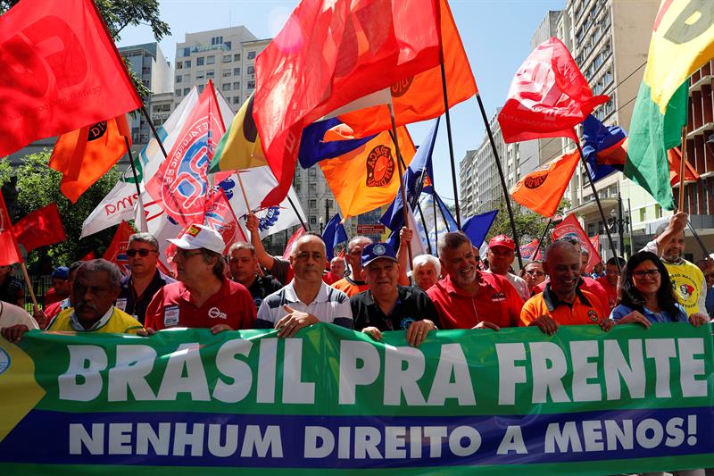 Brasilien lanserar en arbetsreform som hatas av fackfÃ¶reningar och firas av fÃ¶retag