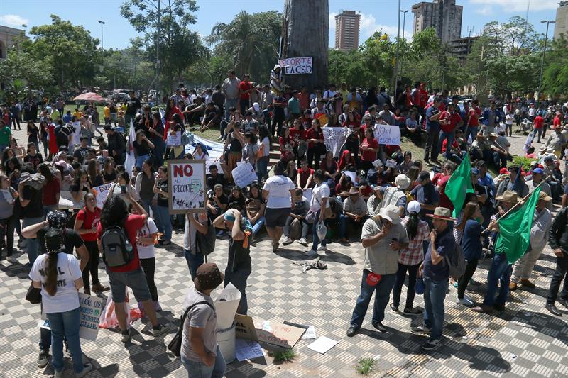  Guild protesterar infÃ¶r den paraguayanska kongressen under budgetstudien