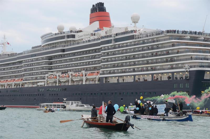  Italien godkÃ¤nner en plan att flytta frÃ¥n kryssningsfartyg framfÃ¶r Venedig