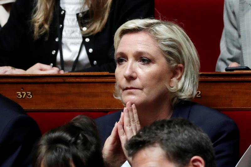  FN och Marine Le Pen, bankberÃ¶vad, avklagar en politisk operation