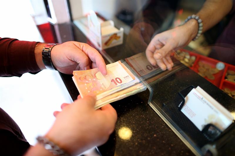  Den turkiska liran faller till sin historiska lÃ¥ga mot euron och dollarn