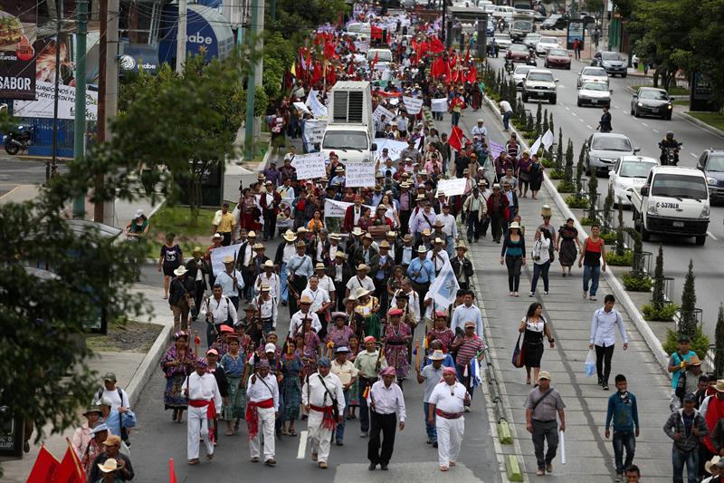  Guatemalas bÃ¶nder blockerar vÃ¤gar fÃ¶r att begÃ¤ra Morales avgÃ¥ng